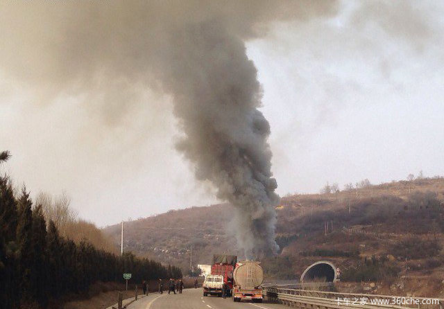 事故现场:晋济高速隧道内货车追尾爆炸