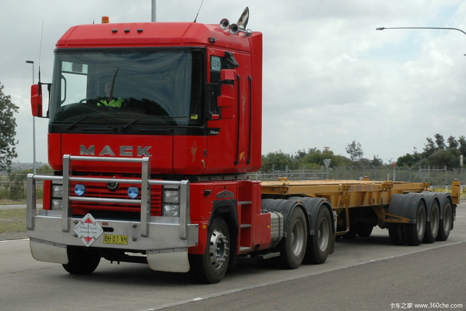 33 mack magnum集装箱牵引车.