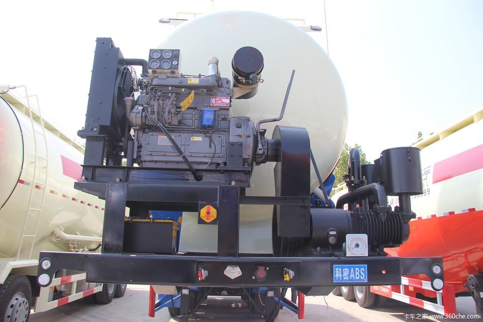 40  散装水泥运输车前部的空压机组.