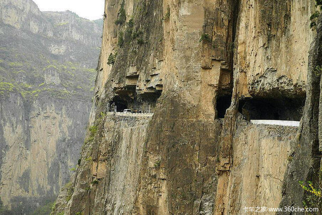 胆小莫看! 全中国最险的7条挂壁公路