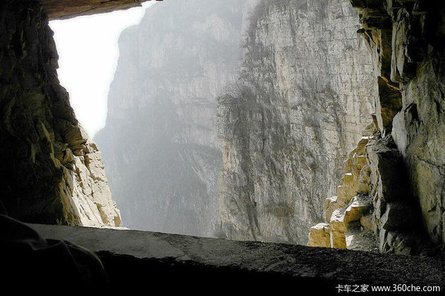 胆小莫看! 全中国最险的7条挂壁公路