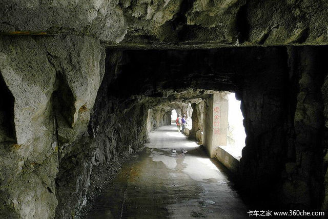 胆小莫看! 全中国最险的7条挂壁公路