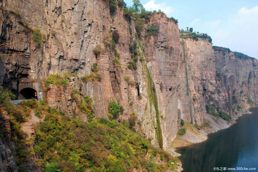 25 陳家園位於山西陵川縣,這條掛壁公路就在陳家園水庫附近.