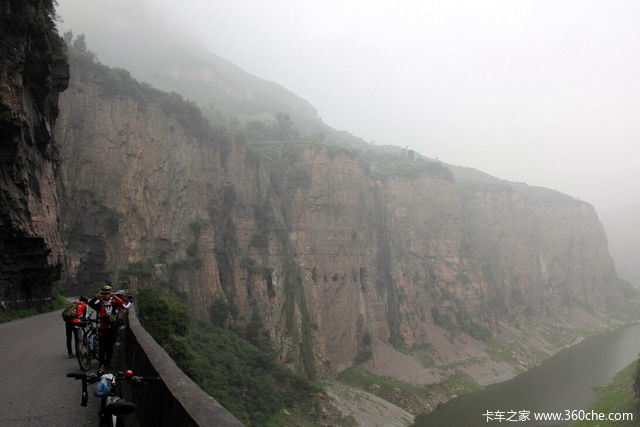 胆小莫看! 全中国最险的7条挂壁公路