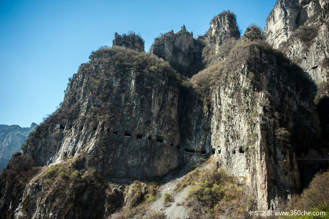 胆小莫看! 全中国最险的7条挂壁公路