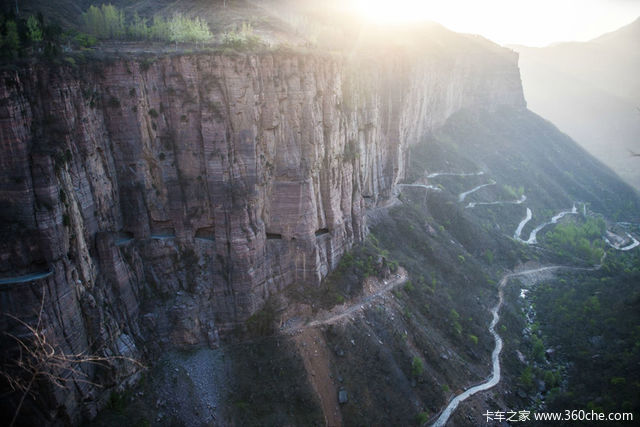 胆小莫看! 全中国最险的7条挂壁公路