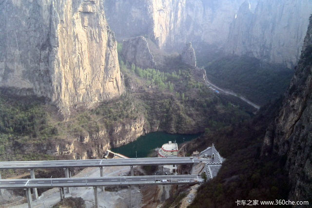 胆小莫看! 全中国最险的7条挂壁公路