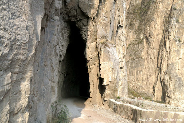 胆小莫看! 全中国最险的7条挂壁公路