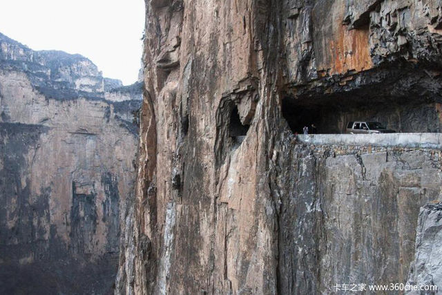 胆小莫看! 全中国最险的7条挂壁公路