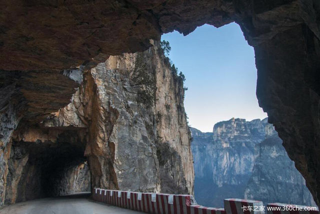 胆小莫看! 全中国最险的7条挂壁公路