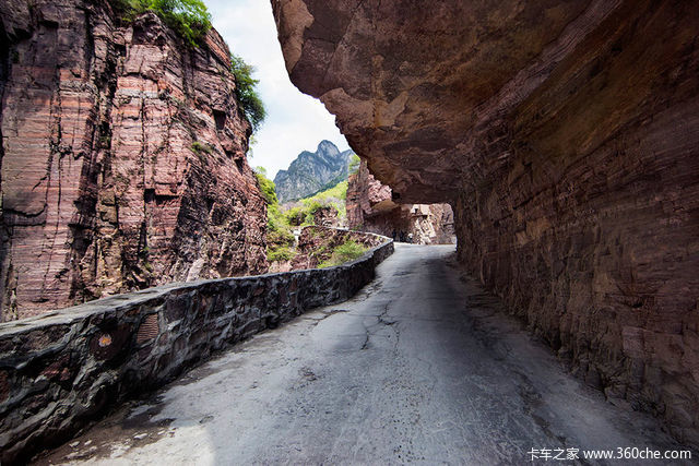 胆小莫看! 全中国最险的7条挂壁公路