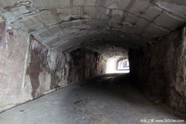 胆小莫看! 全中国最险的7条挂壁公路