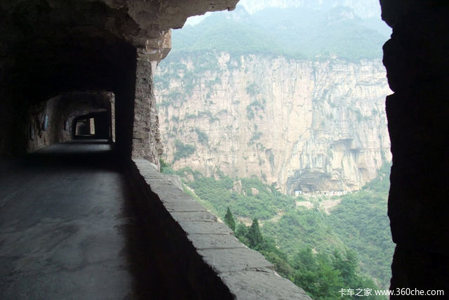 胆小莫看! 全中国最险的7条挂壁公路