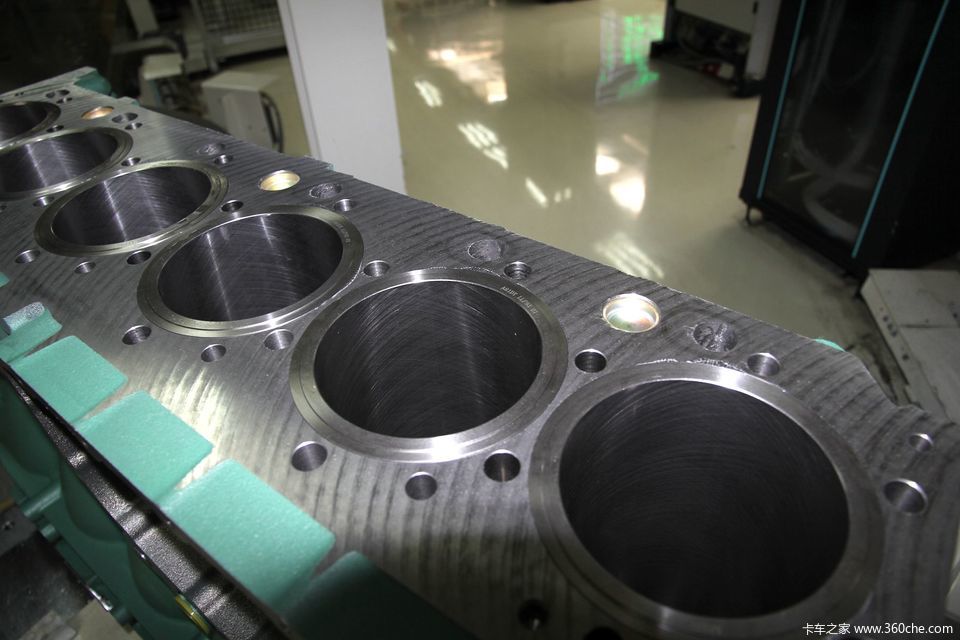 缸体加工完毕后,会将缸套安如缸体内,奥威11升发动机采用的是湿式缸套