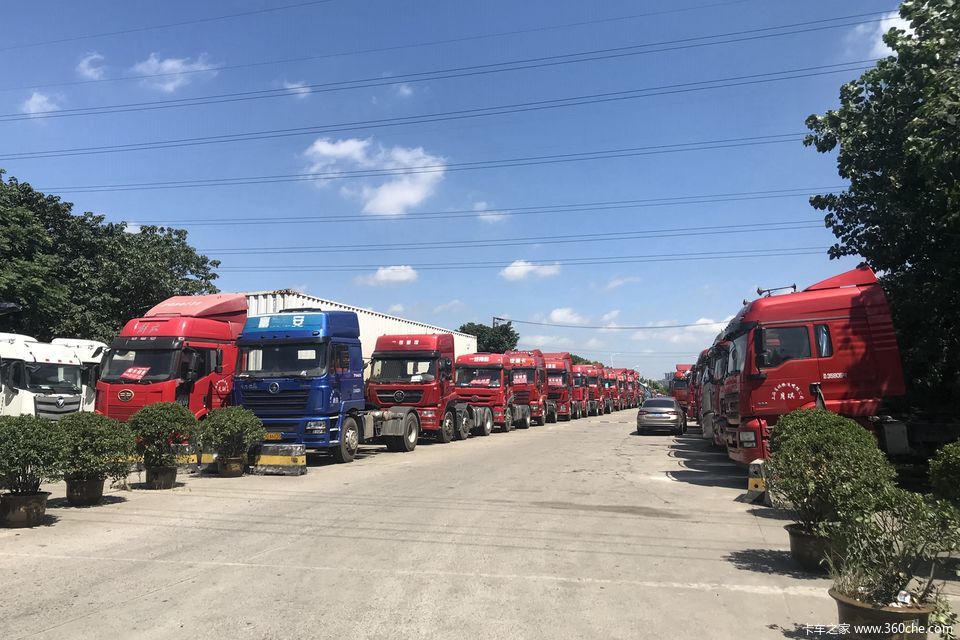 沙场点兵 上海中集物流园里囤积了大批港口牵引车