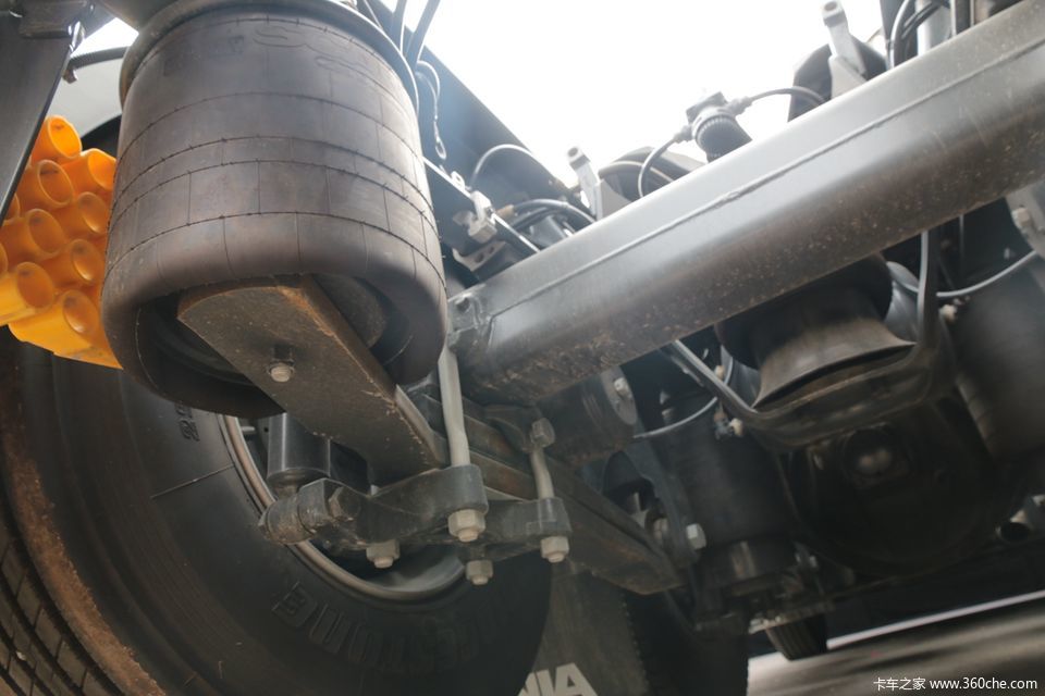 45  气囊悬架,看起来是单桥2气囊的布置方式.