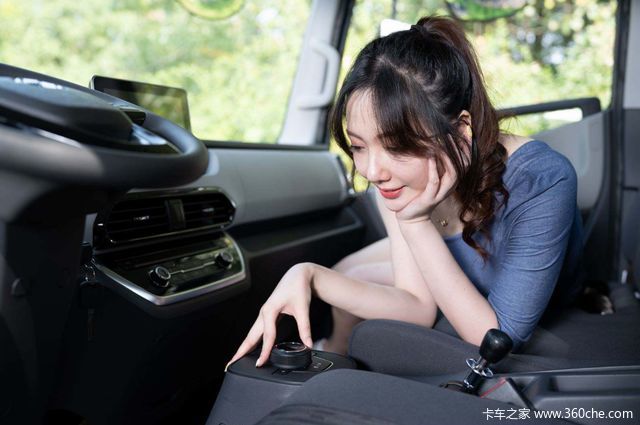 谁说只有小车配美女才养眼?这个我看就不错