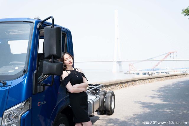 谁说只有小车配美女才养眼?这个我看就不错