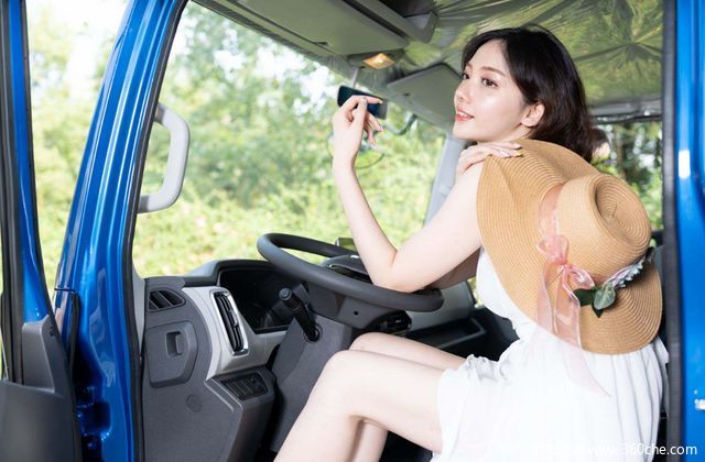 谁说只有小车配美女才养眼?这个我看就不错