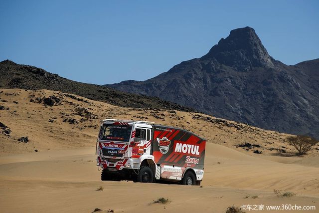 男人与钢铁巨兽的较量 2020年达喀尔拉力赛卡车组第一赛段集锦