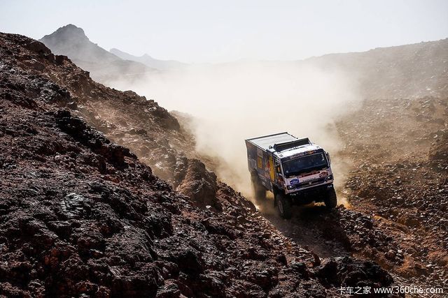 困难重重也要永争第一！2020年达喀尔拉力赛卡车组第二赛段集锦